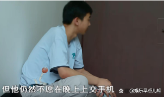 当红偶像团体成员直播中突然失控,砸烂直播间